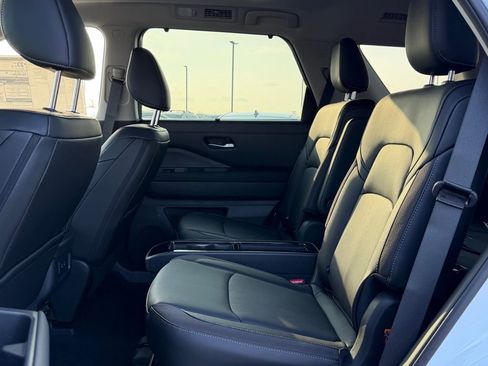 New 2026 Nissan Pathfinder SL image 13