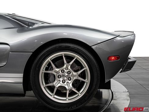 Used 2006 Ford GT RWD image 18