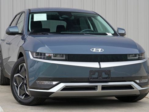 Used 2024 Hyundai Ioniq 5 SEL RWD image 2