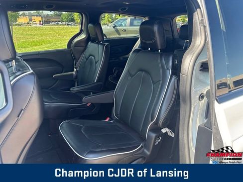 Used 2025 Chrysler Pacifica Limited FWD image 17