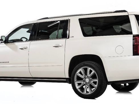 Used 2015 Chevrolet Suburban LTZ RWD image 4