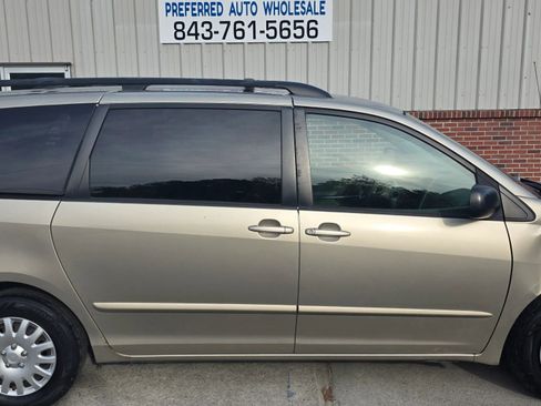 Used 2010 Toyota Sienna CE FWD image 4
