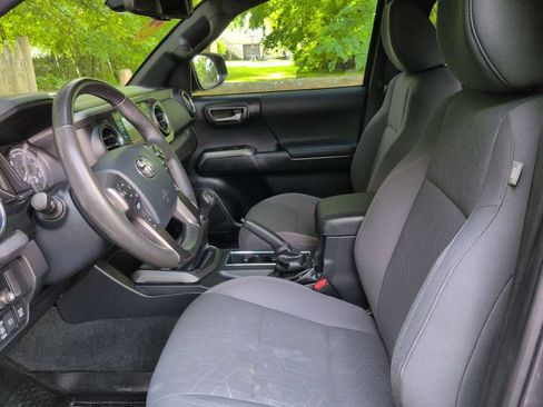 Used 2019 Toyota Tacoma TRD Sport w/ TRD Premium Sport Package AWD/4WD image 12