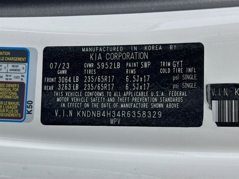 Used 2024 Kia Carnival LX image 30