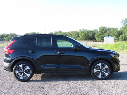 Used 2023 Volvo XC40 B5 Ultimate w/ Protection Package Premier image 4