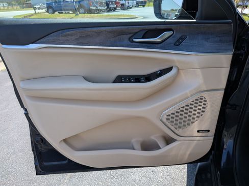 Certified 2024 Jeep Grand Cherokee L Limited w/ Luxury Tech Group II image 10