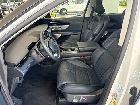 Used 2025 Lincoln Nautilus Reserve AWD/4WD image 2