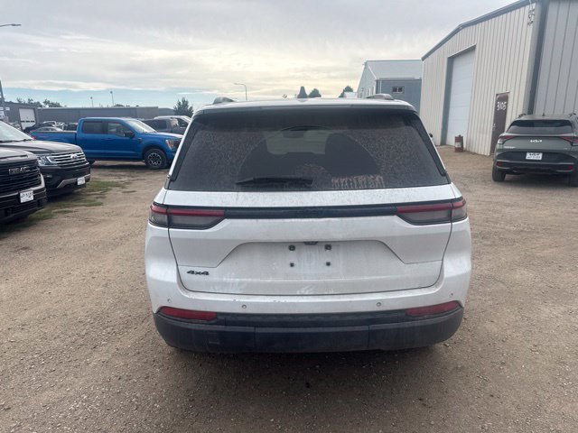 Used 2022 Jeep Grand Cherokee Altitude AWD/4WD image 9