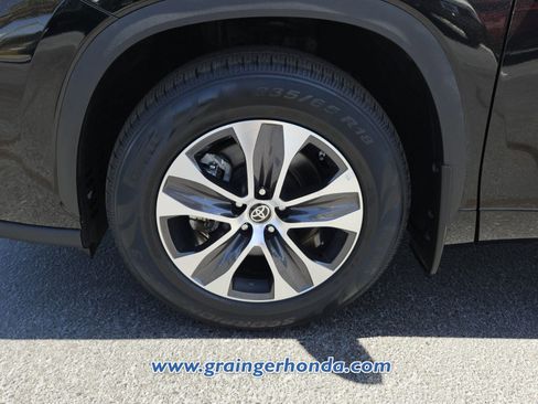 Used 2022 Toyota Highlander XLE AWD/4WD image 9