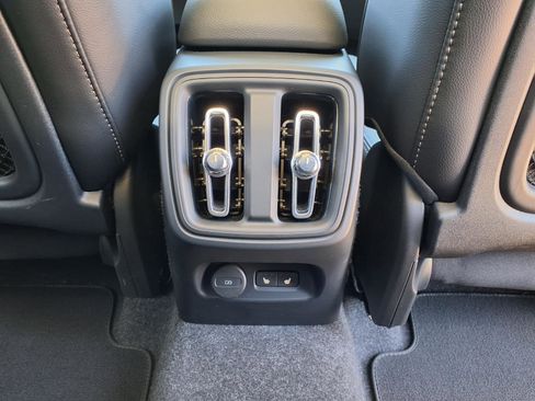 Certified 2025 Volvo XC40 B5 Core AWD/4WD image 16