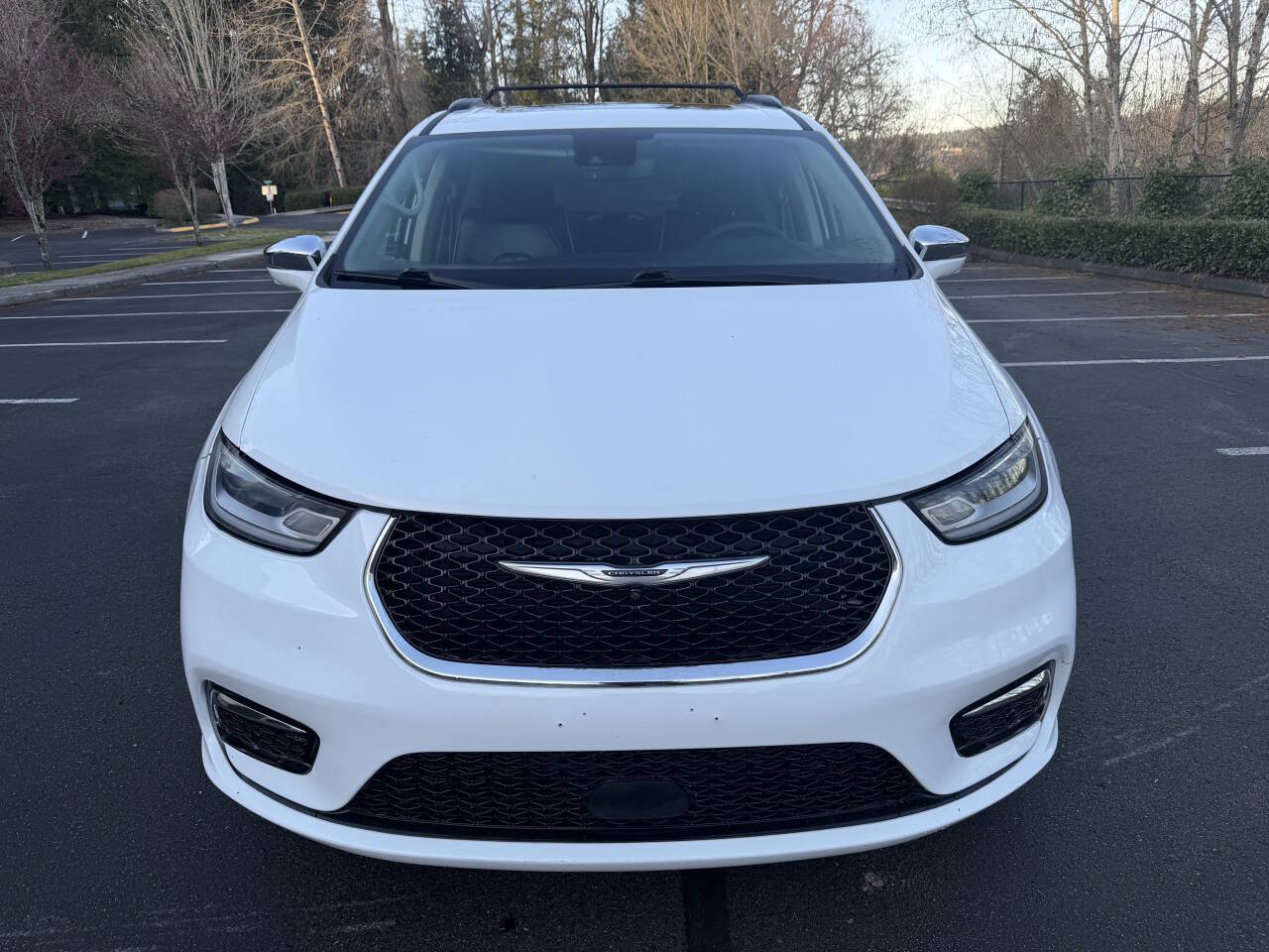 Used 2022 Chrysler Pacifica Limited FWD image 2