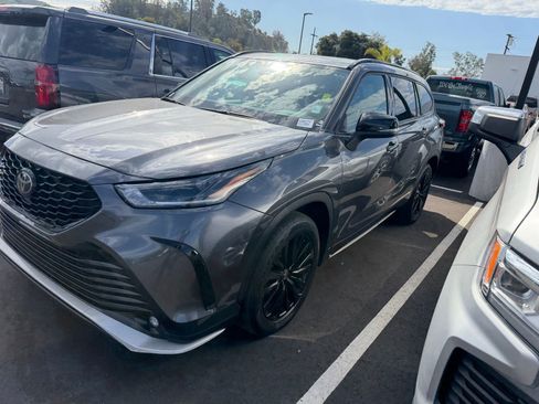 Used 2025 Toyota Highlander XSE image 4