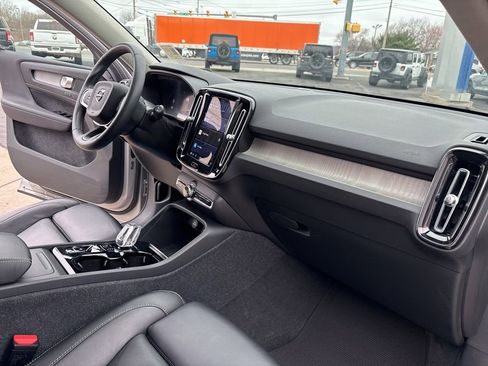 Used 2023 Volvo XC40 B5 Plus w/ Protection Package Premier AWD/4WD image 32