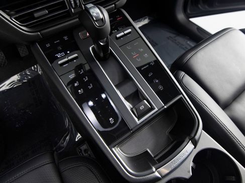 Certified 2026 Porsche Macan AWD/4WD image 28