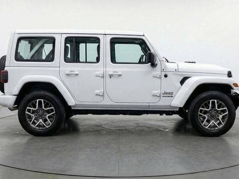 Used 2025 Jeep Wrangler Sahara image 11