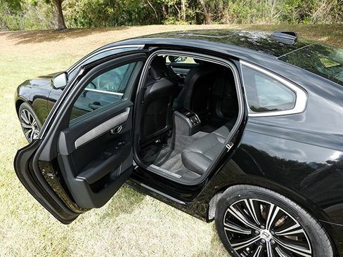 Used 2023 Volvo S90 B6 Plus image 21