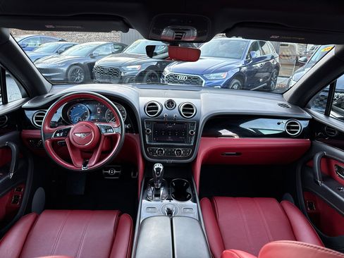 Used 2019 Bentley Bentayga image 47