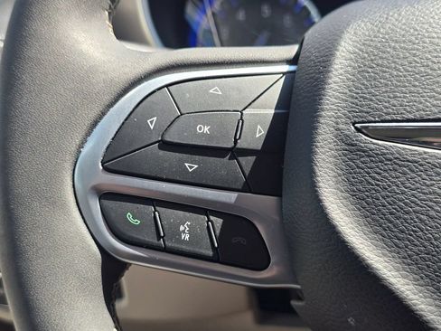 Used 2023 Chrysler Pacifica Touring-L FWD image 31