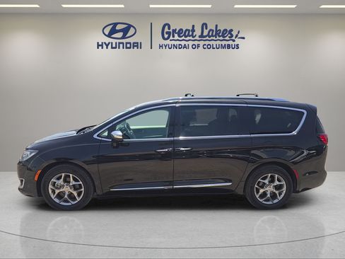 Used 2018 Chrysler Pacifica Limited FWD image 2