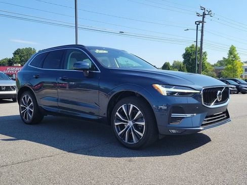 Used 2022 Volvo XC60 B5 Momentum w/ Climate Package FWD image 3