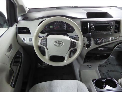Used 2014 Toyota Sienna LE image 9