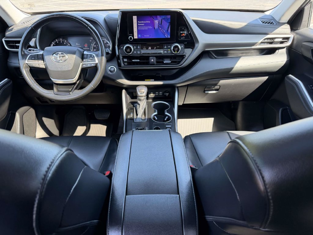 Used 2023 Toyota Highlander XLE FWD image 2