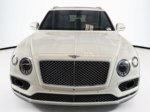 Used 2018 Bentley Bentayga image 2
