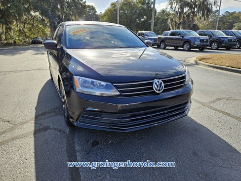 Used 2016 Volkswagen Jetta SE image 4