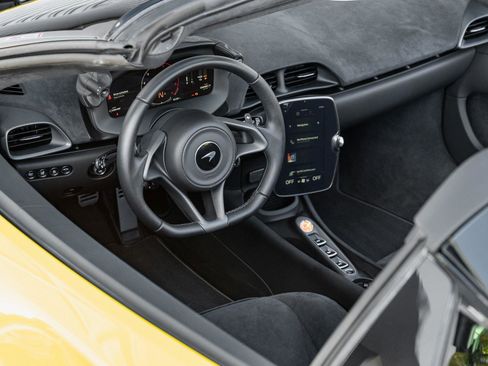Used 2025 McLaren Artura Spider image 24