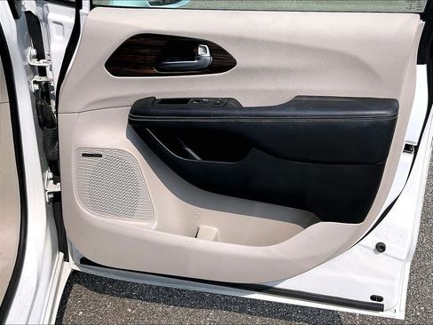 Used 2022 Chrysler Pacifica Limited FWD image 11