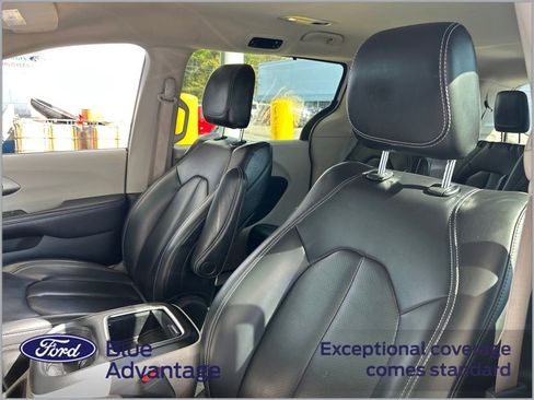 Used 2023 Chrysler Pacifica Touring-L image 11