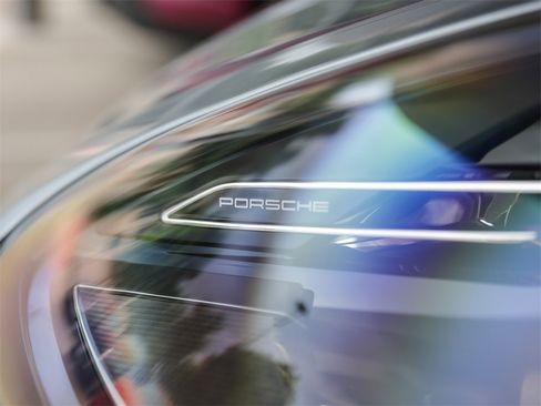 Used 2025 Porsche Macan image 12