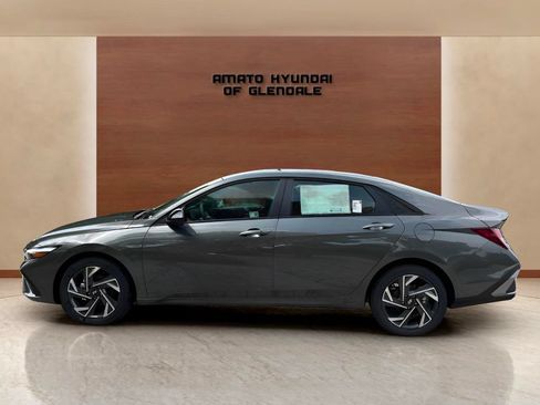 Used 2025 Hyundai Elantra Sport FWD image 3