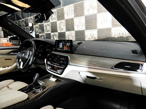 Used 2018 BMW 530i w/ Premium Package RWD image 11