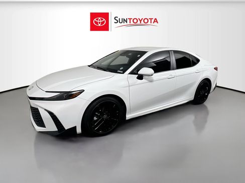 Used 2025 Toyota Camry SE FWD image 9