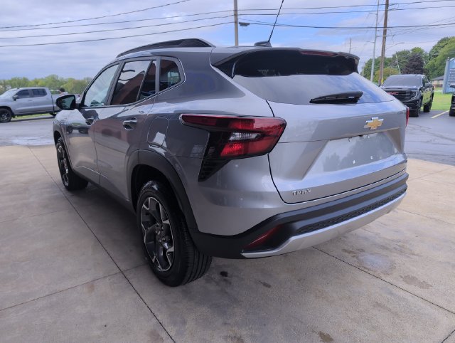Used 2025 Chevrolet Trax LT FWD image 6