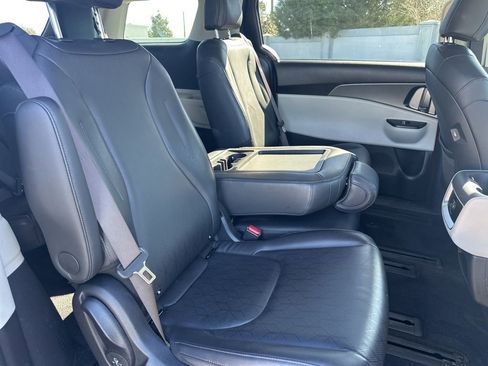 Used 2024 Kia Carnival LX image 19