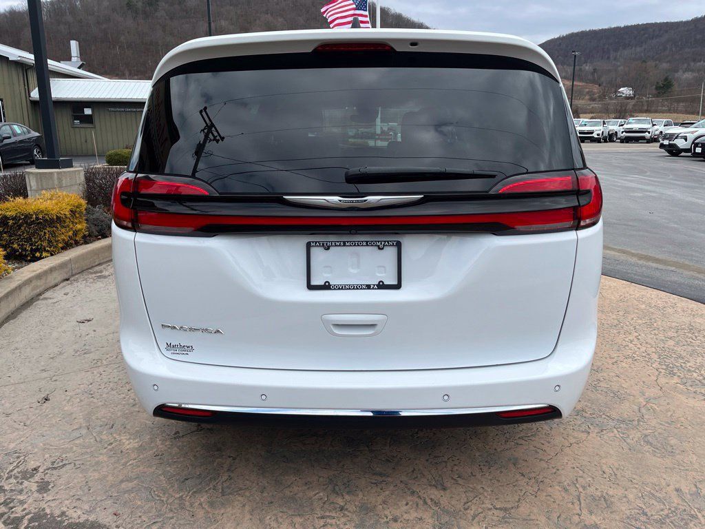 Used 2023 Chrysler Pacifica Touring-L FWD image 6