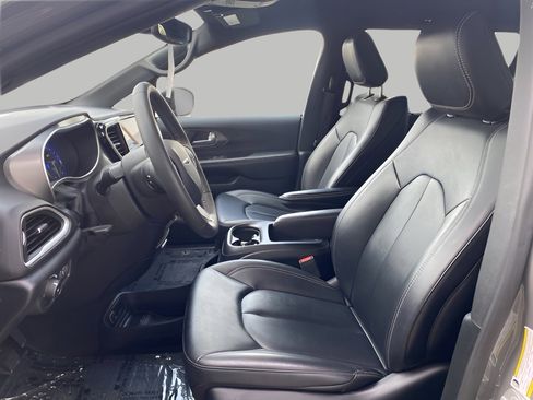 Used 2025 Chrysler Pacifica Select image 34