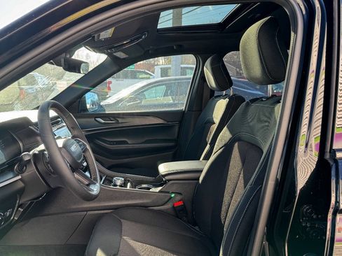 Used 2025 Jeep Grand Cherokee Laredo X image 18