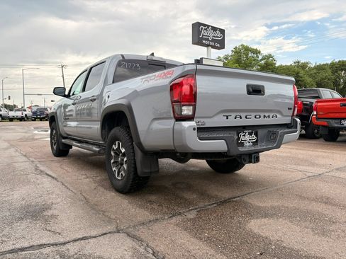 Used 2018 Toyota Tacoma TRD Off-Road w/ Technology Package AWD/4WD image 4