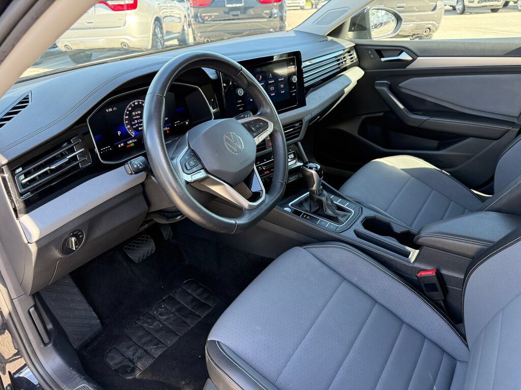 Used 2025 Volkswagen Jetta SE FWD image 21