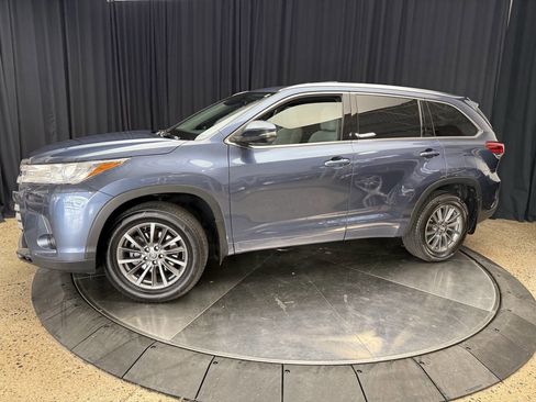 Used 2017 Toyota Highlander XLE image 3