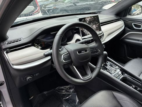 Used 2025 Jeep Compass Limited AWD/4WD image 34