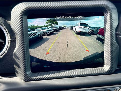 Used 2023 Jeep Wrangler Unlimited Sahara AWD/4WD image 15
