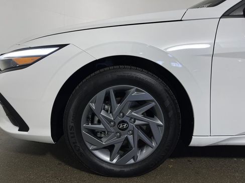 Used 2025 Hyundai Elantra Hybrid FWD image 11