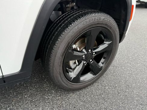 Certified 2023 Jeep Grand Cherokee Altitude image 9