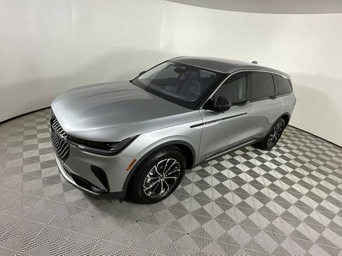 Used 2025 Lincoln Nautilus Premier image 9