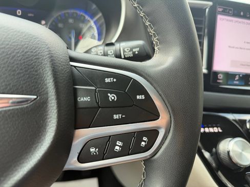 Used 2023 Chrysler Pacifica Touring-L FWD image 15
