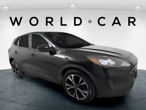Used 2022 Ford Escape SE w/ SE Sport Appearance Package image 1